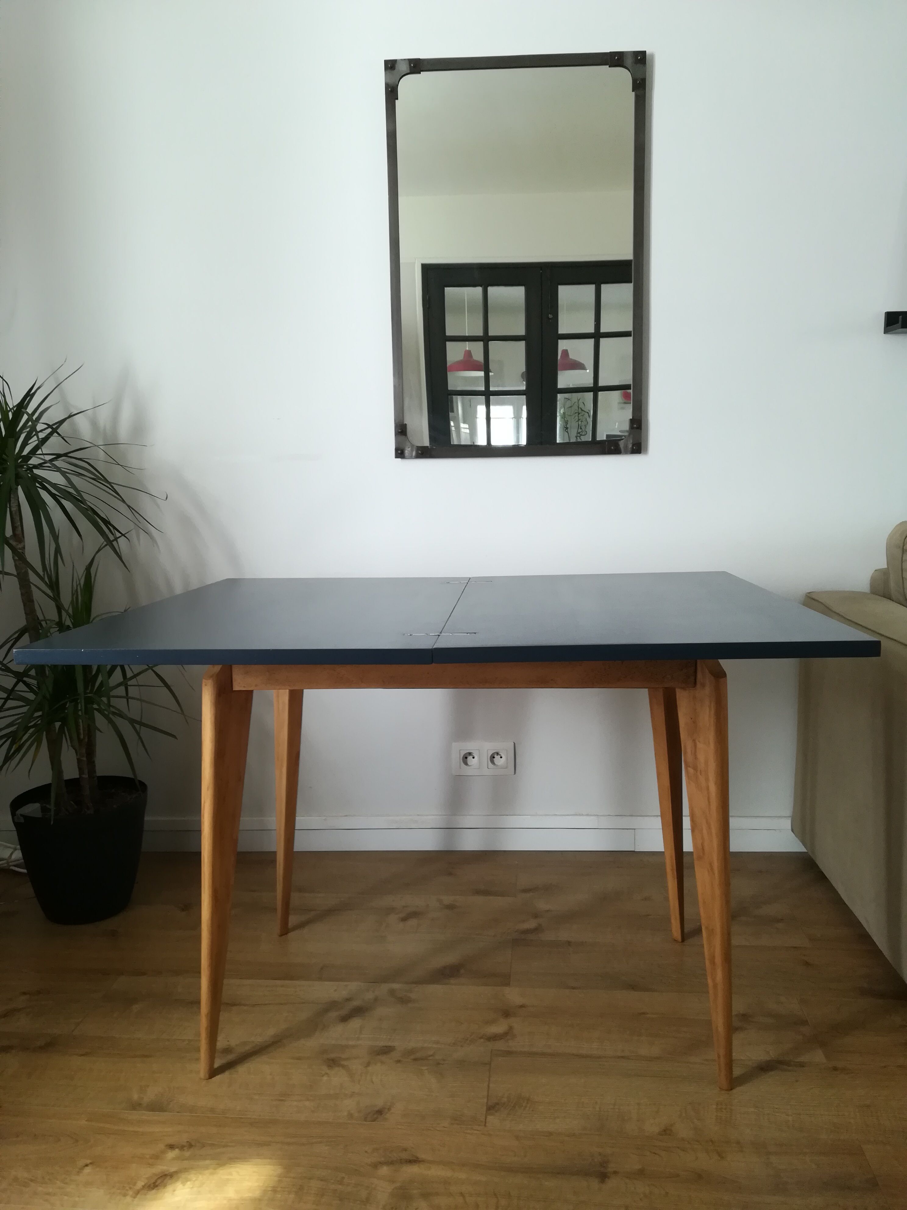 Vintage wallet table