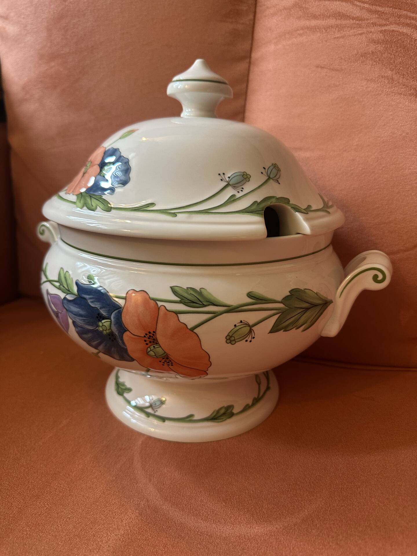 Villeroy & Boch soup tureen Model Amapola, German porcelain