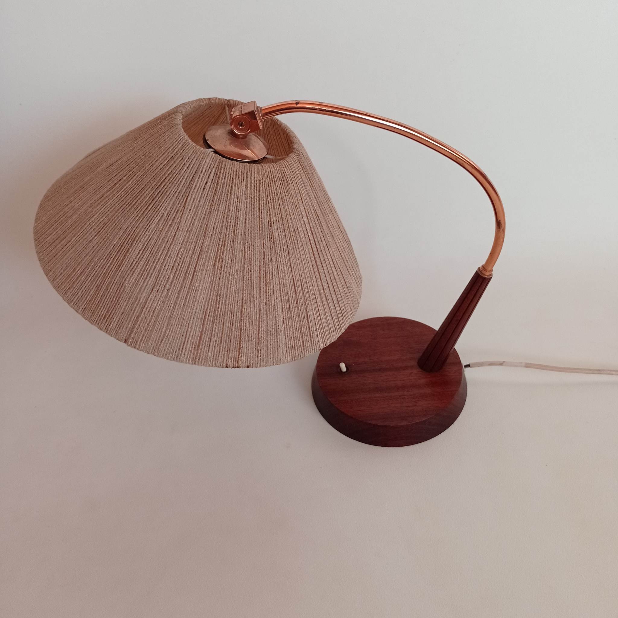 Lampe de table Temde produite dans les années 60 en Suisse.