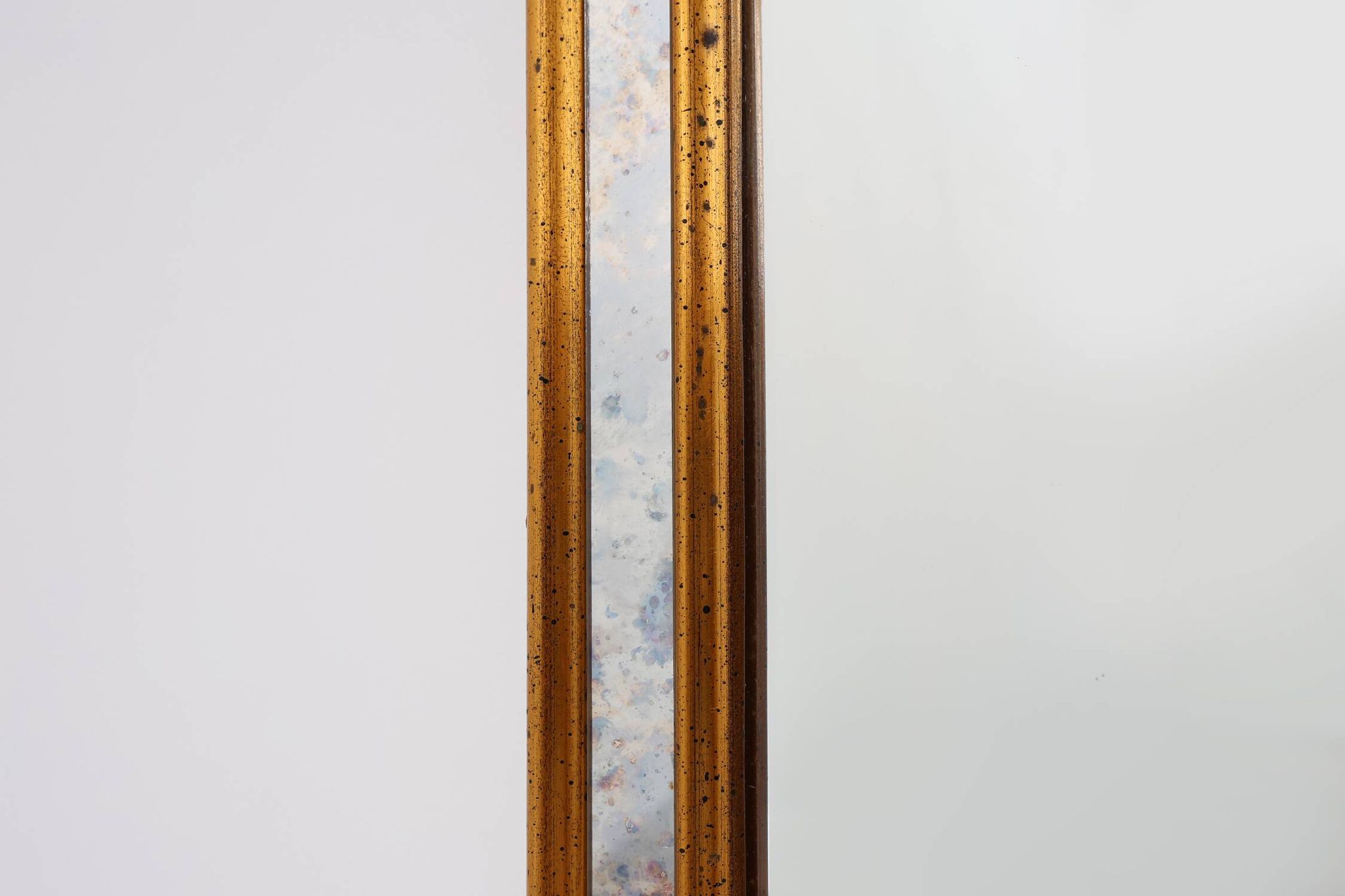 Mirror by Deknudt with marbled fume glass side panels in gilded wooden fram