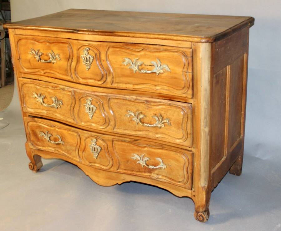 Lyonnaise chest of drawers, 18th century, blond walnut