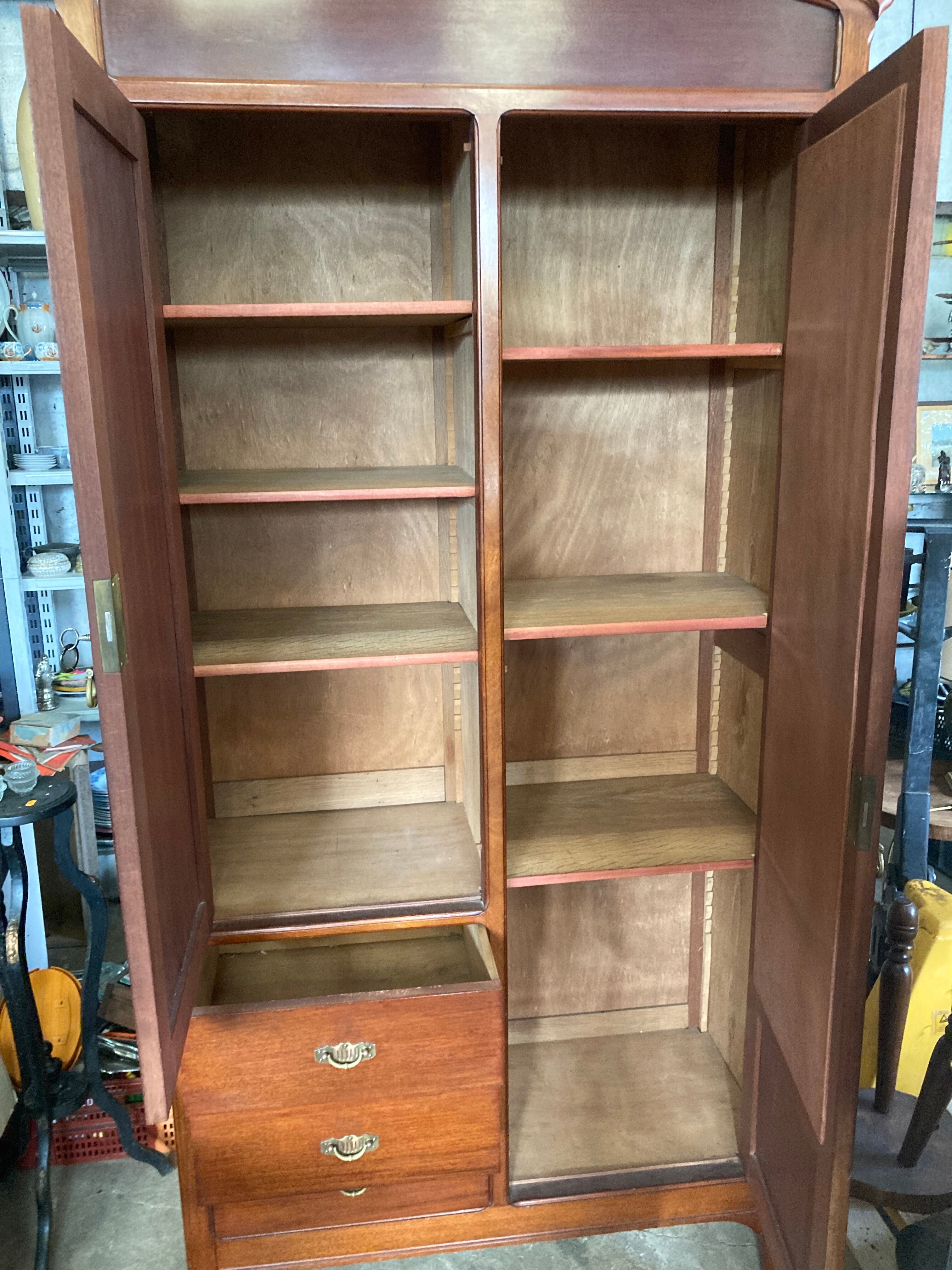 Armoire parisienne