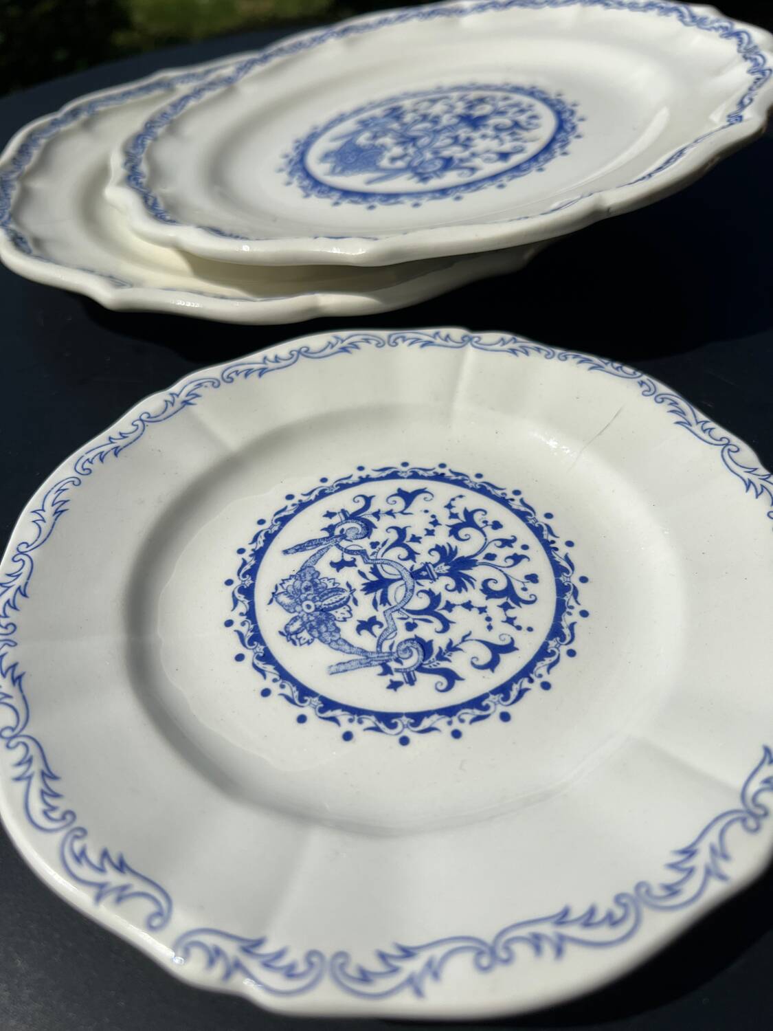 Lot - 3 assiettes en Gien bleu et blanche