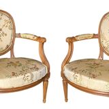Paire de fauteuils cabriolets Louis XVI en soie