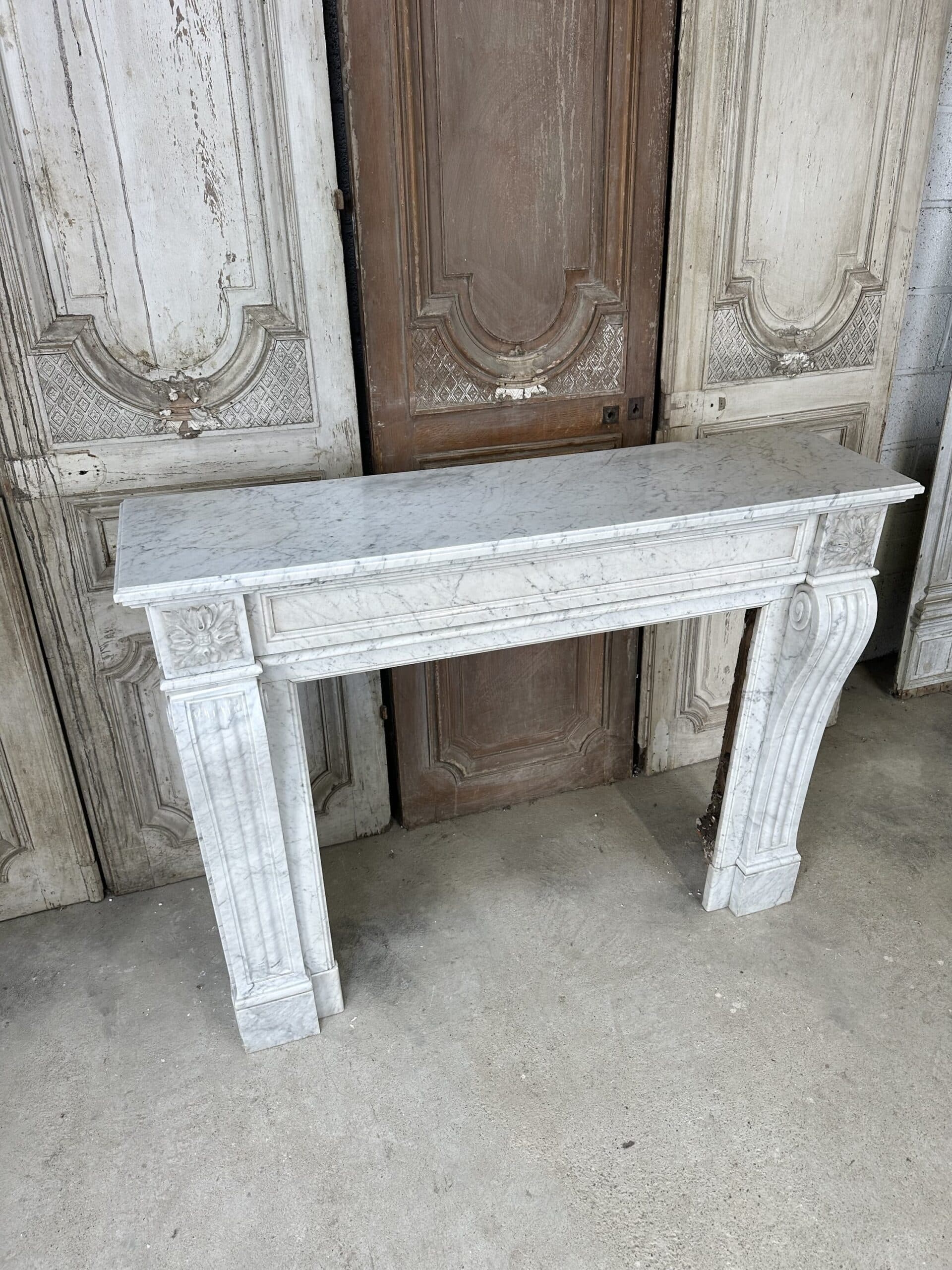 Cheminée en marbre blanc de carrare style Louis XVI vers 1890