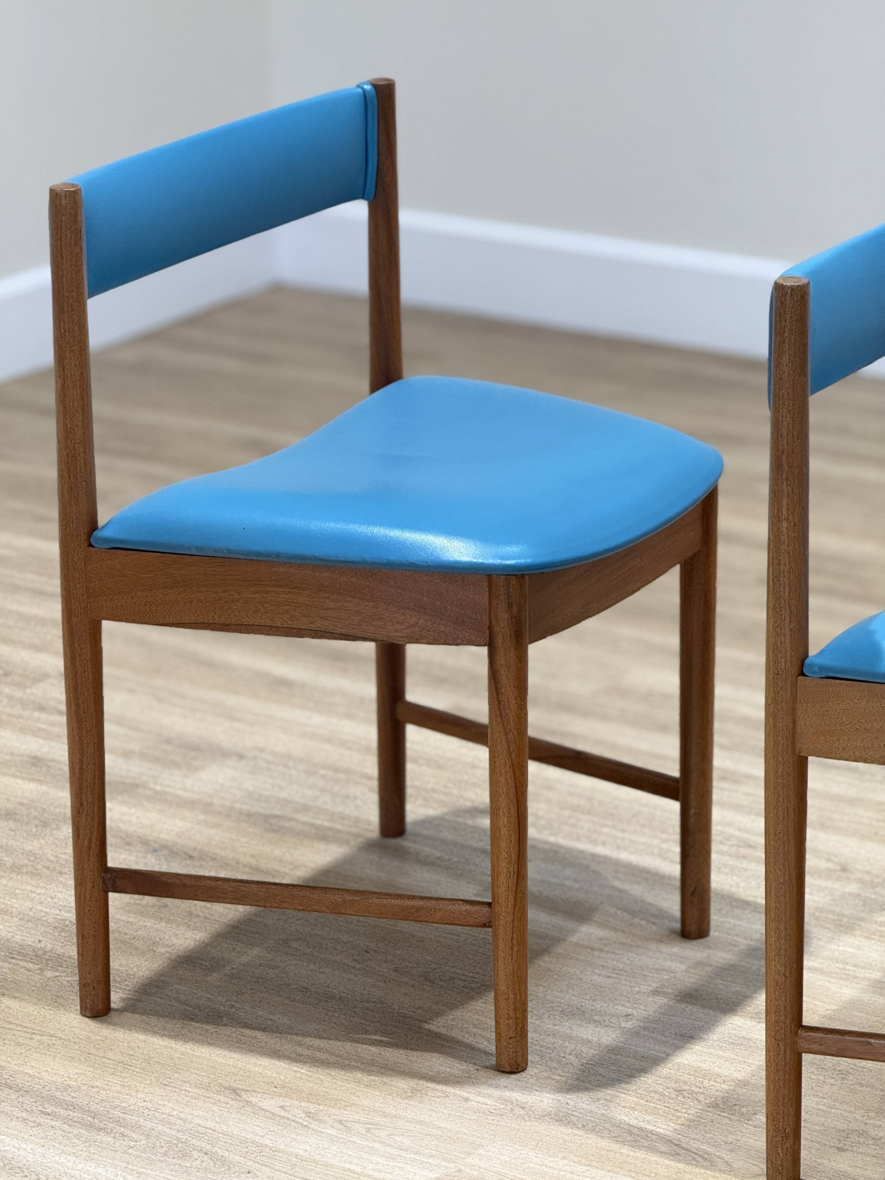 7 chaises de salle à manger McIntosh en vinyle bleu