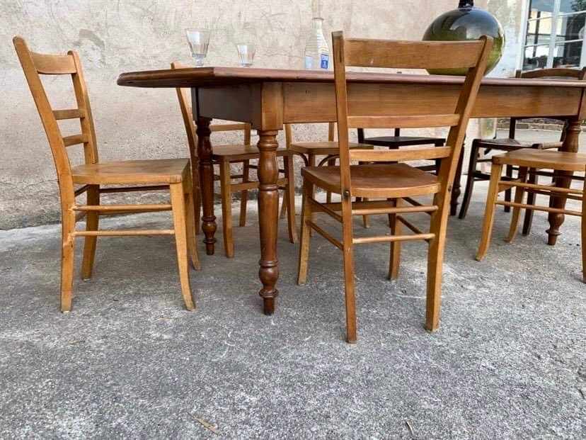 Old oval bistro table in solid wood light tint Dimensions 220 cm x 88 cm