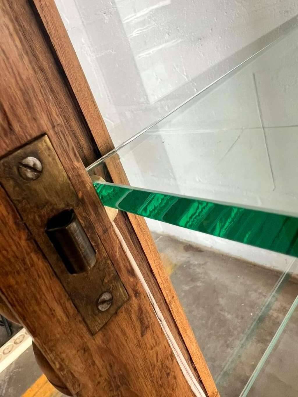 Vitrine vintage en bois avec accent de bobine : verre 4 côtés