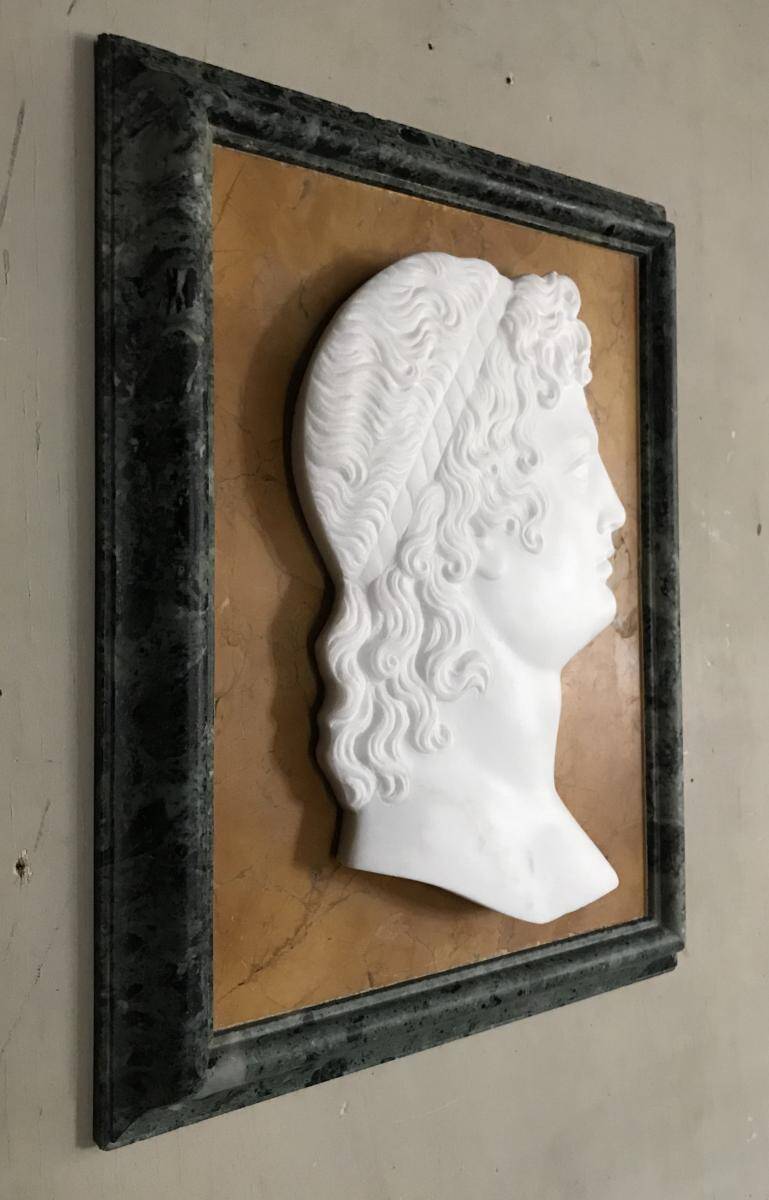 Profil d’un jeune homme dans le goût de l’antique en marbre