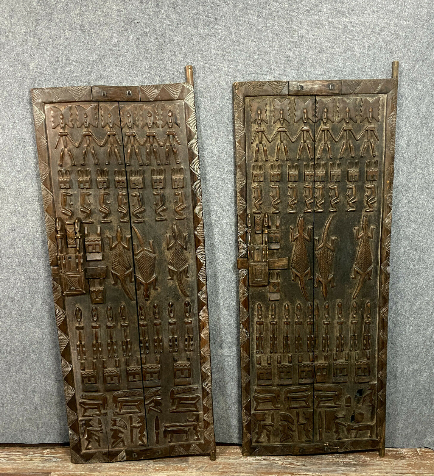 Central Africa around 1900 2 very large doors entirely carved iguanas,