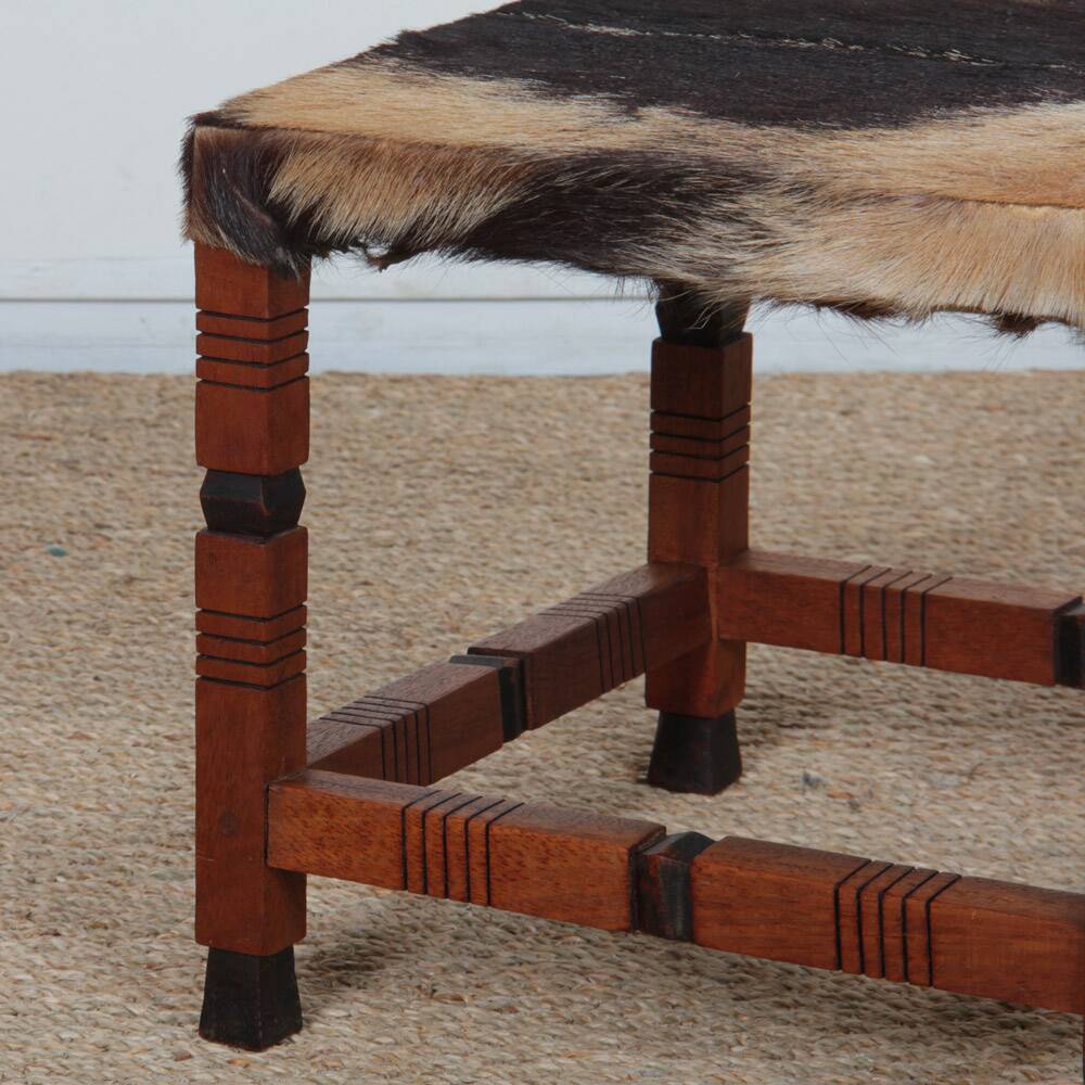 Tabouret en bois massif et peau, travail du XXe siècle