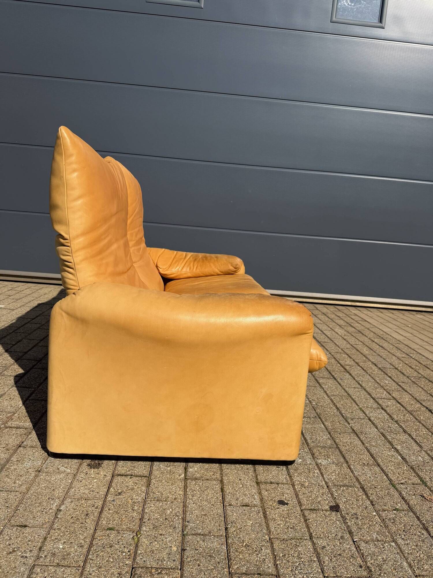 Beautiful Cassina Maralunga 2-seater in camel light patinated natural leather.