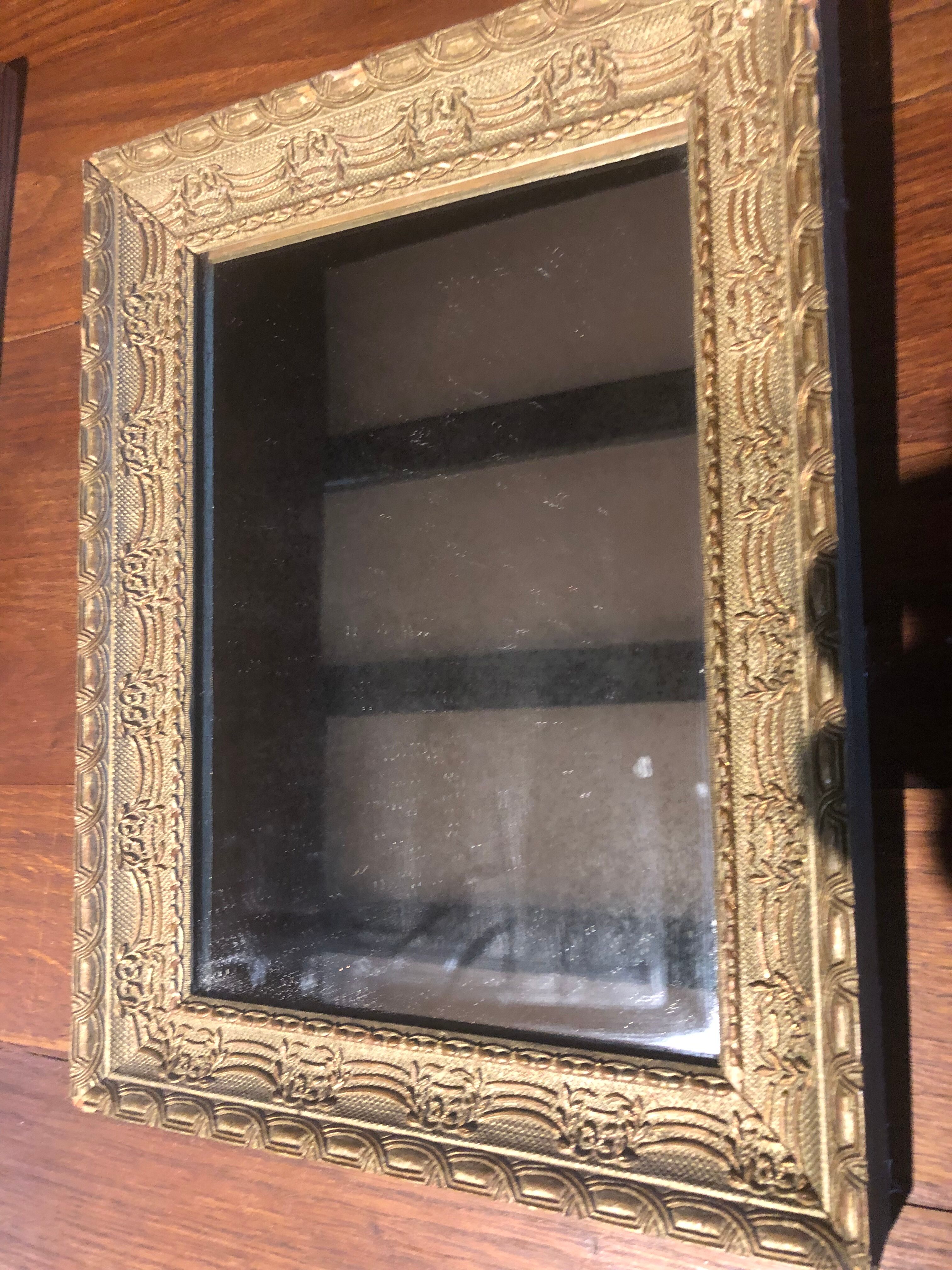 Small carved mirror 22x32cm