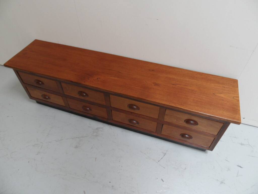 Buffet vintage avec tiroirs