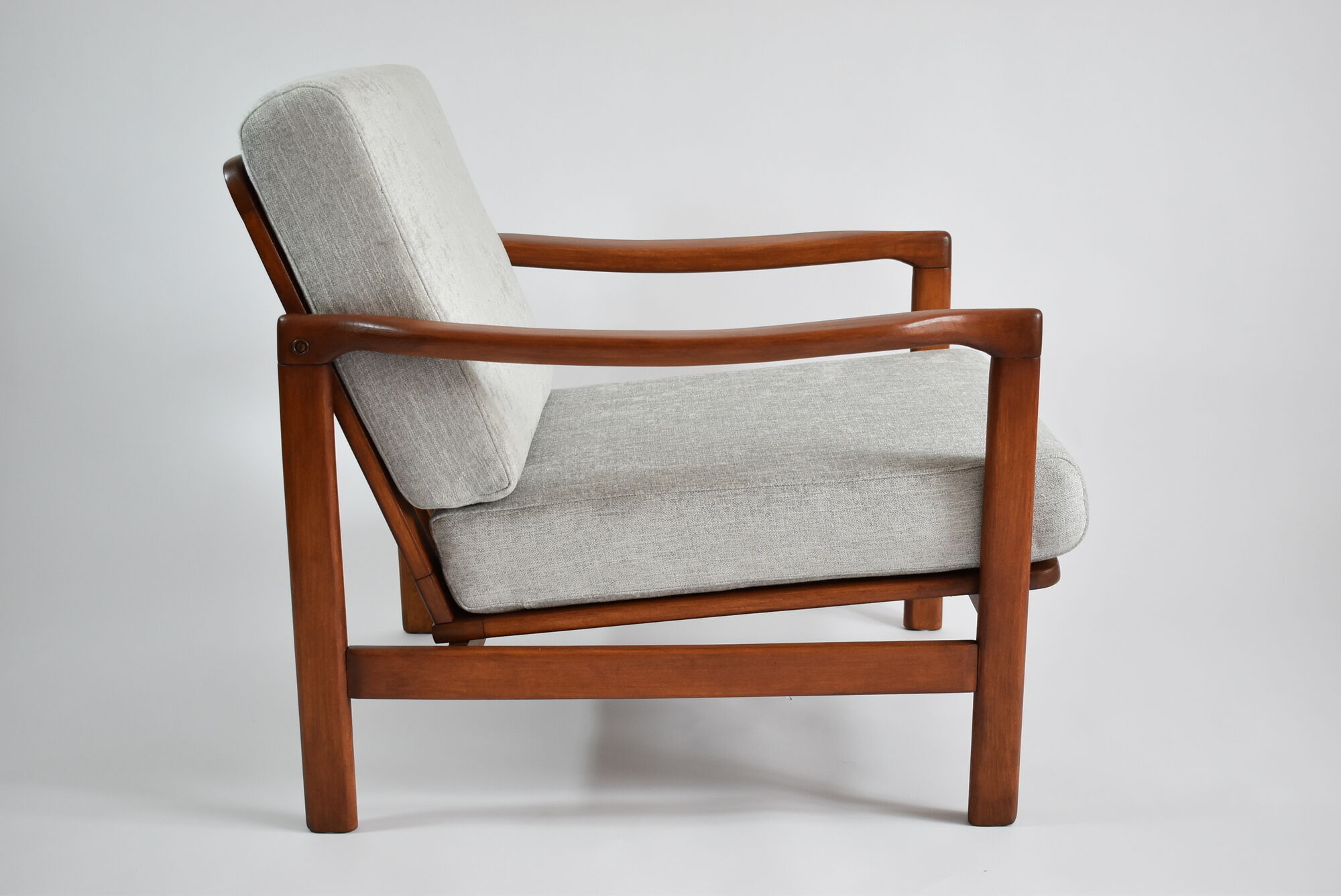 Fauteuil scandinave original des années 60, designer Z. Baczyk, couleur grise délicate, bois de teck