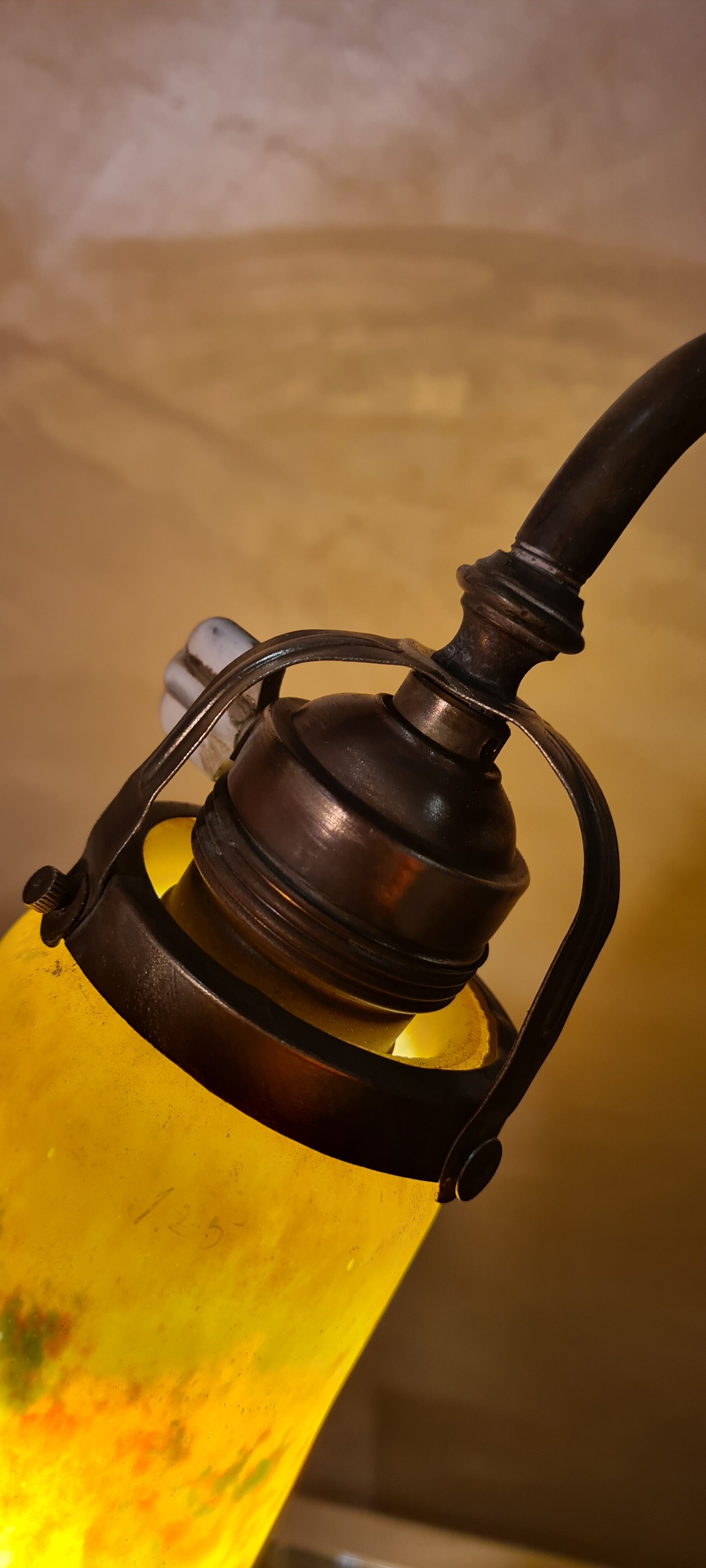 Lampe 1900 réglable laiton tulipe pate verre