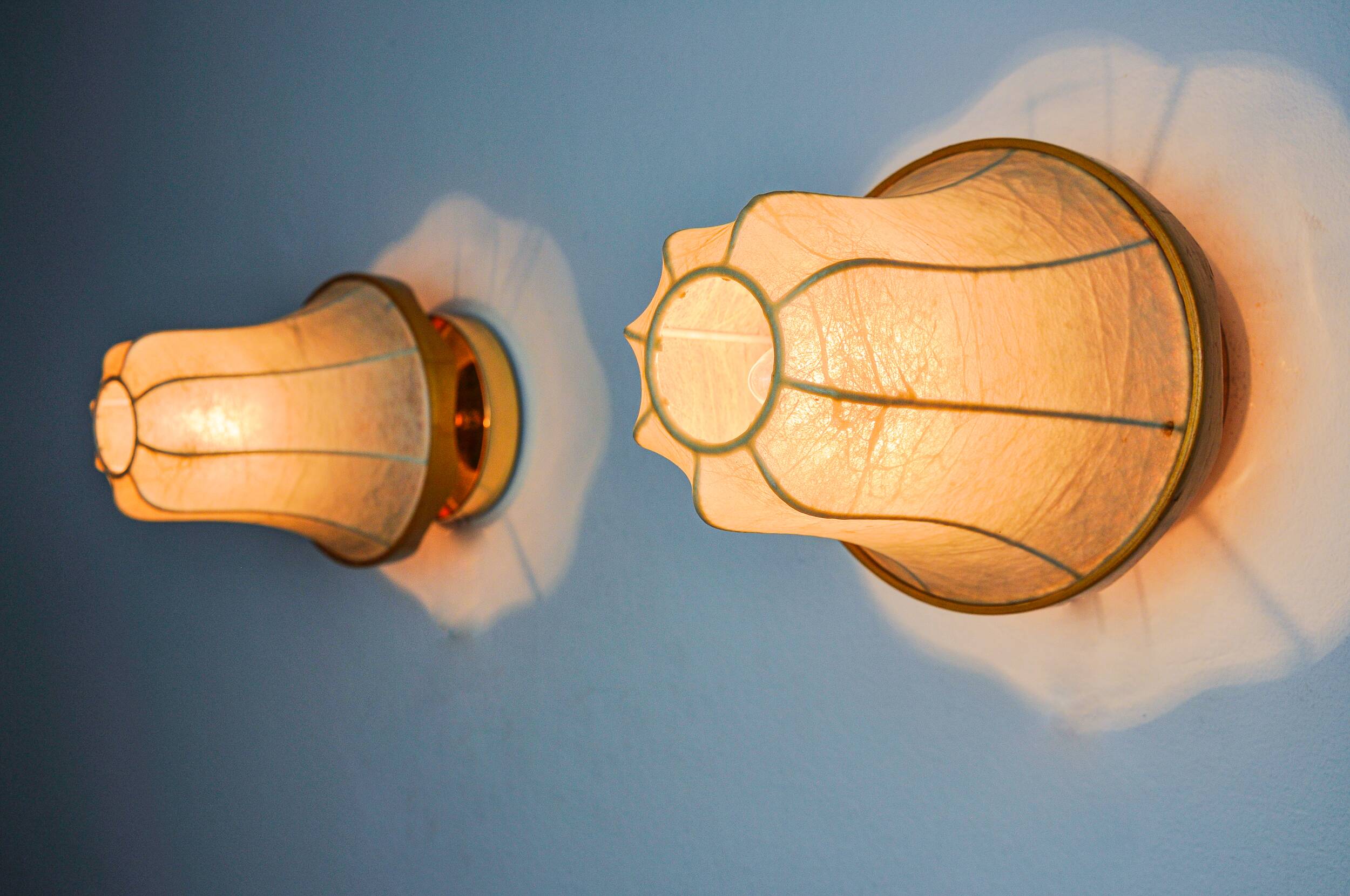 Pair of pear-shaped "cocoon" wall lights, resin and pine, Italy, 1970