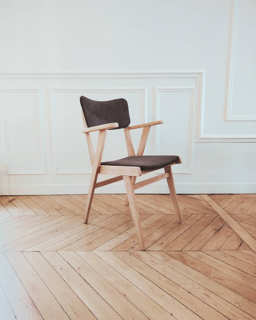 Renovated vintage armchair, bridge from the 1950s.