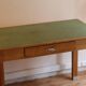 Table de cuisine ou de bureau en bois clair, années 30-40
