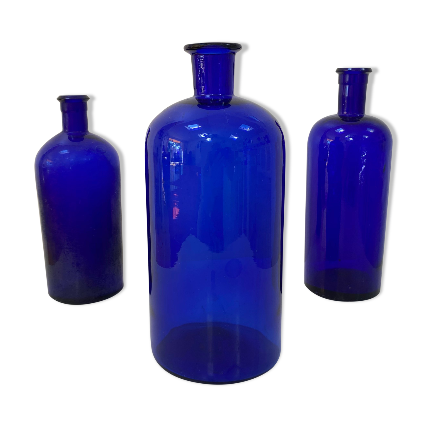 Trio de bouteilles d’apothicaire en verre bleu cobalt