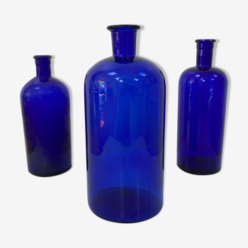 Trio de bouteilles d’apothicaire en verre bleu cobalt