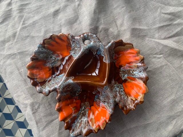 Servant with leaf-shaped compartments, slip, enamelled ceramics stamped Vallauris