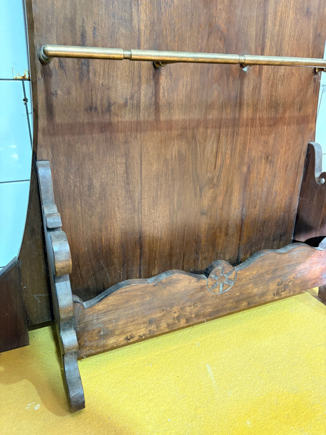 Grand porte-manteau Art Nouveau en bois sculpté – vers 1900