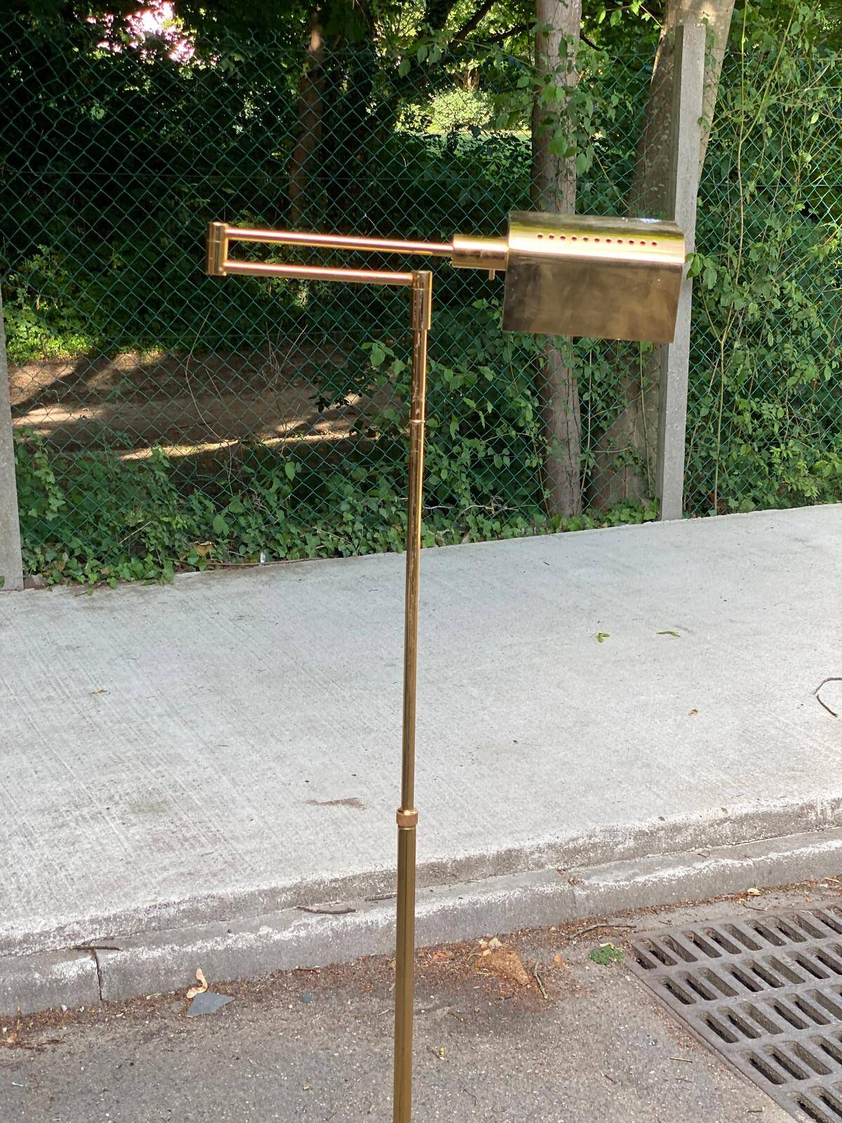 Italian floor lamp in gilded brass with swing arm