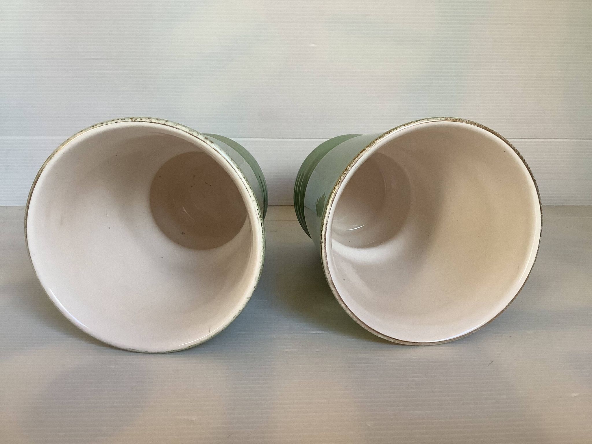 Paire d’anciens vases en céramique verte et dorée
