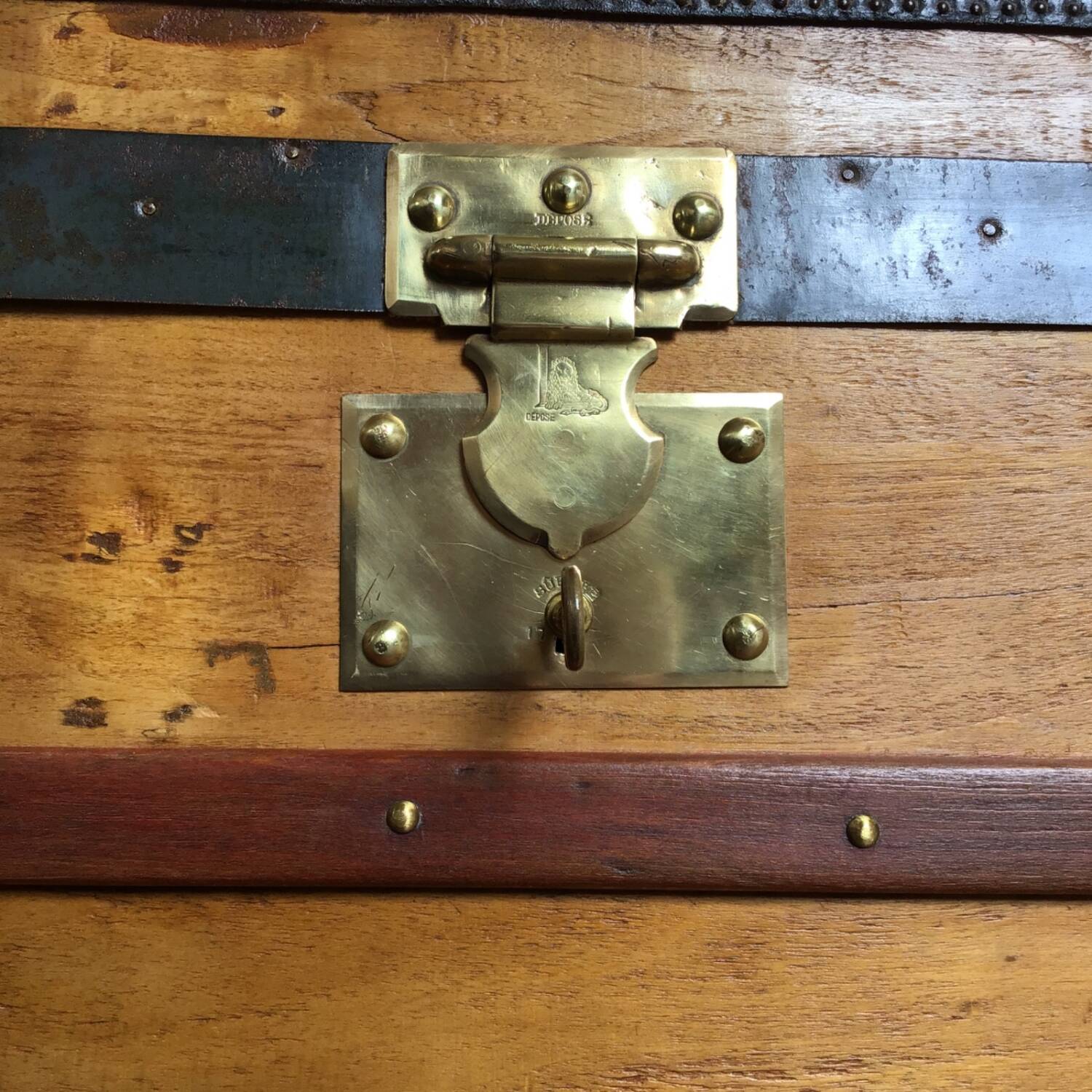 Old trunk Courrier le Louvre Rivoli Paris 1900