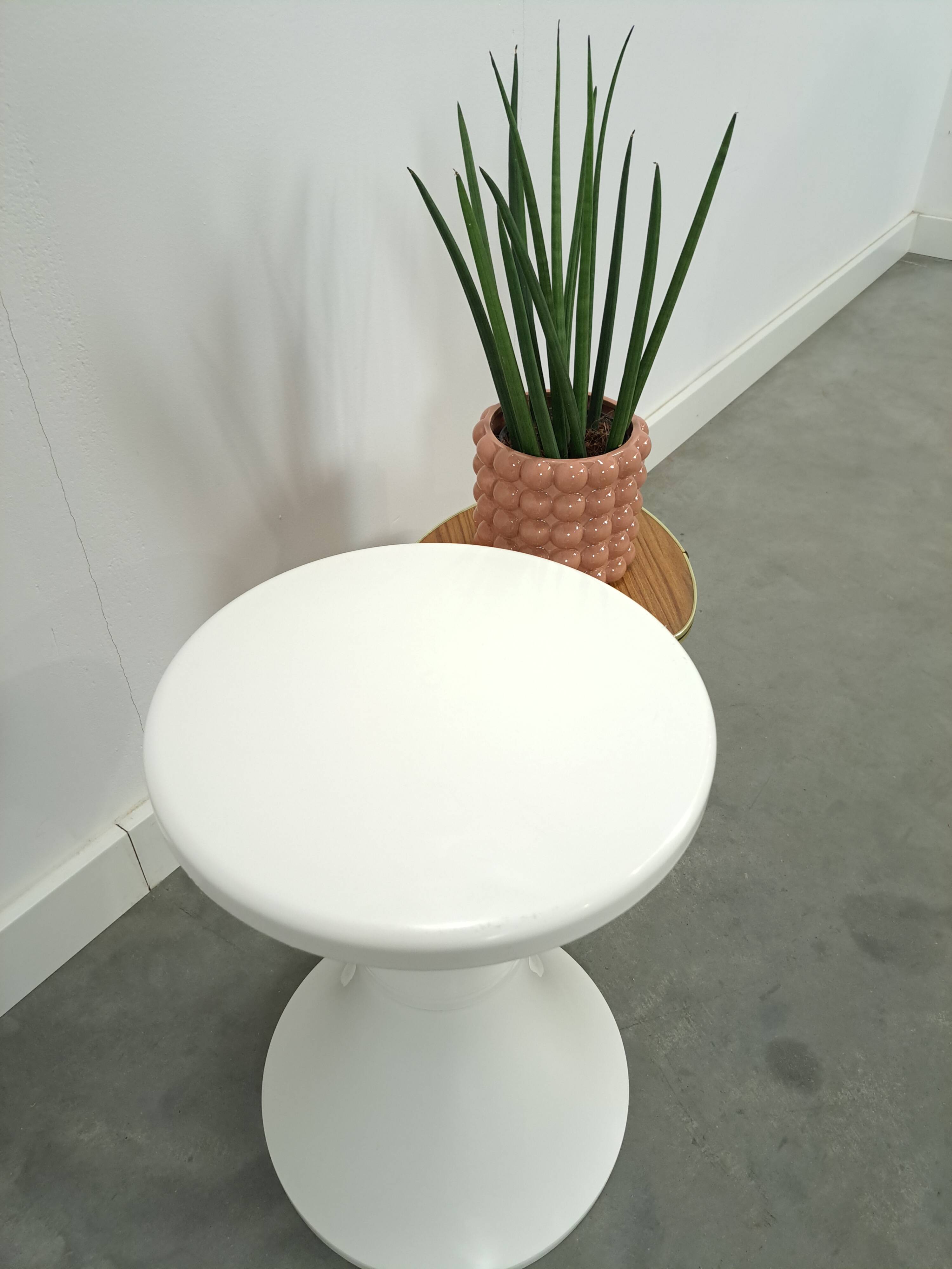 Tabouret en plastique blanc table à plantes vintage