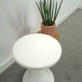 Tabouret en plastique blanc table à plantes vintage