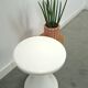 Tabouret en plastique blanc table à plantes vintage