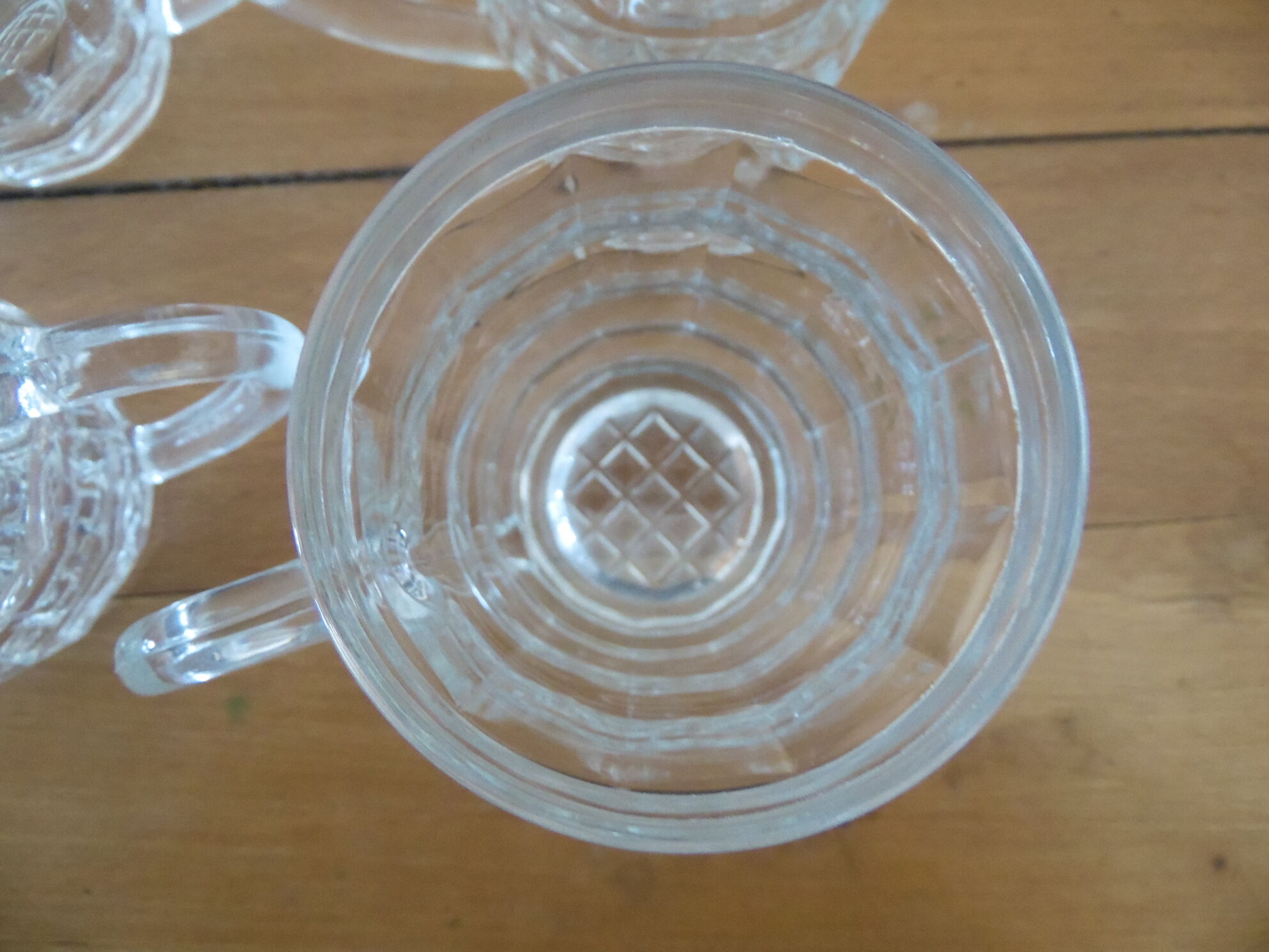 4 transparent glass mugs