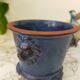 Cache pot terre cuite émaillé bleu vintage avec têtes de lion sur 3 pieds des années 60/70