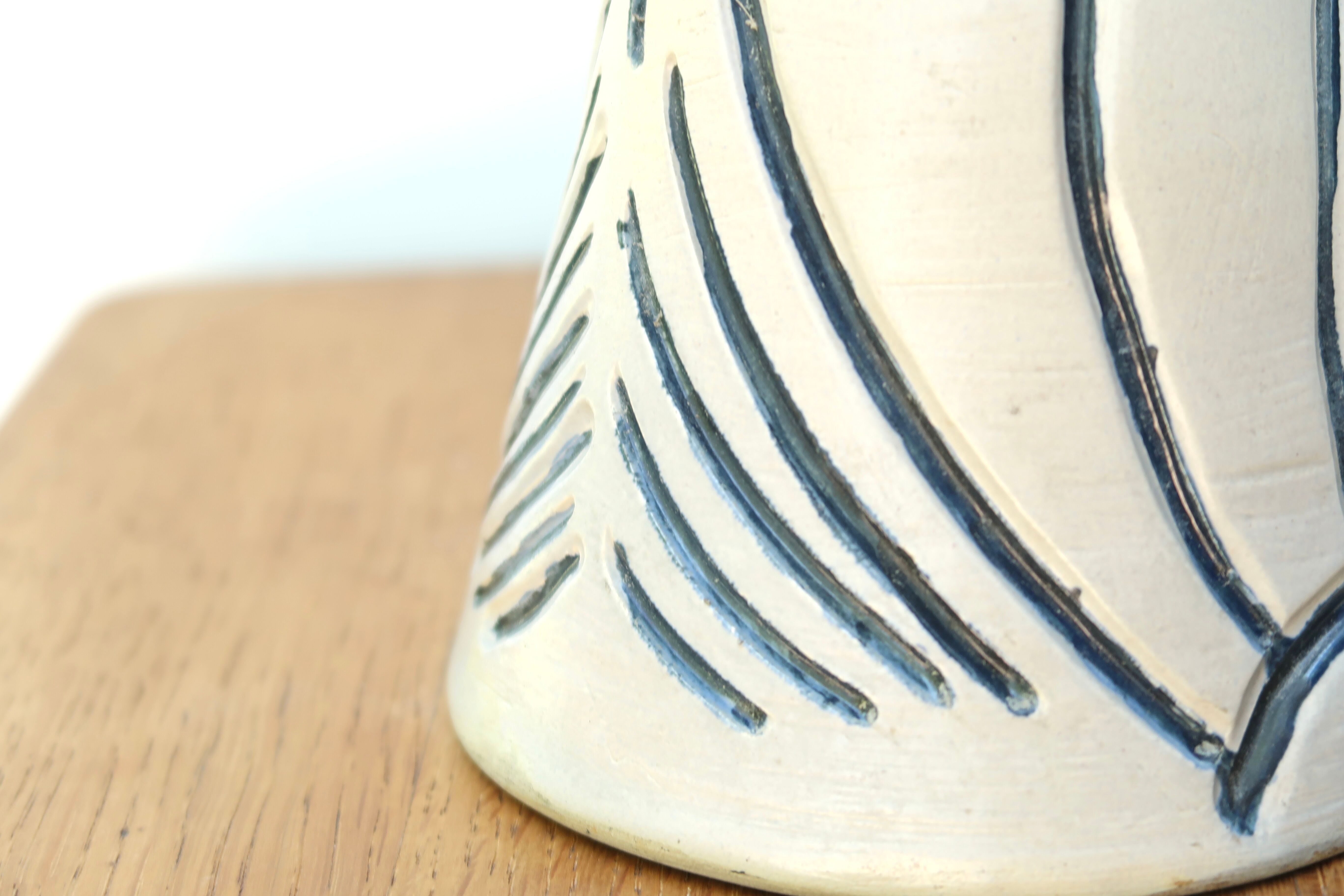 Lampe blanche et bleue en céramique, abat jour en raphia