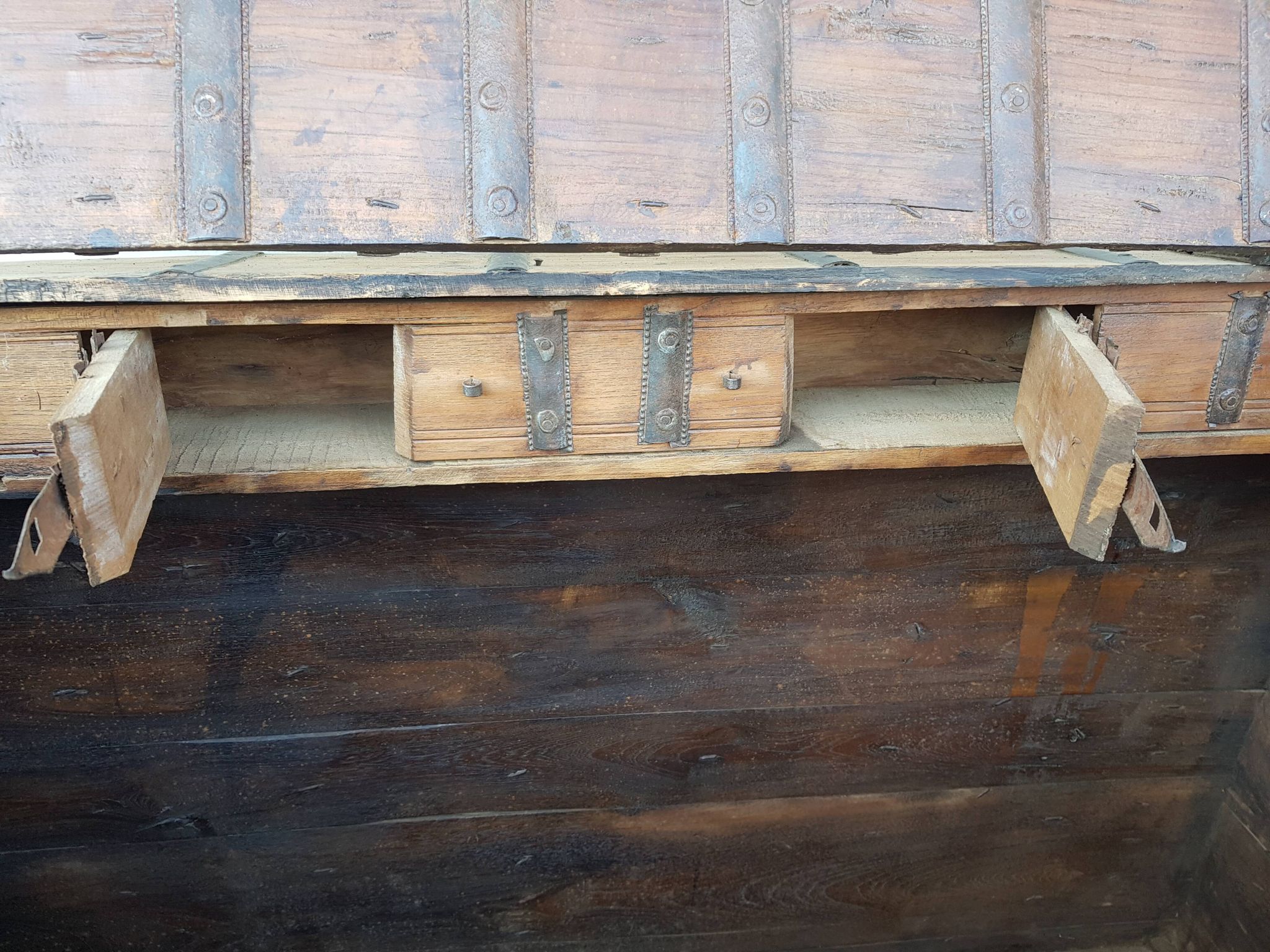 Coffre ancien indien vintage  sur roues en bois début 20eme s
