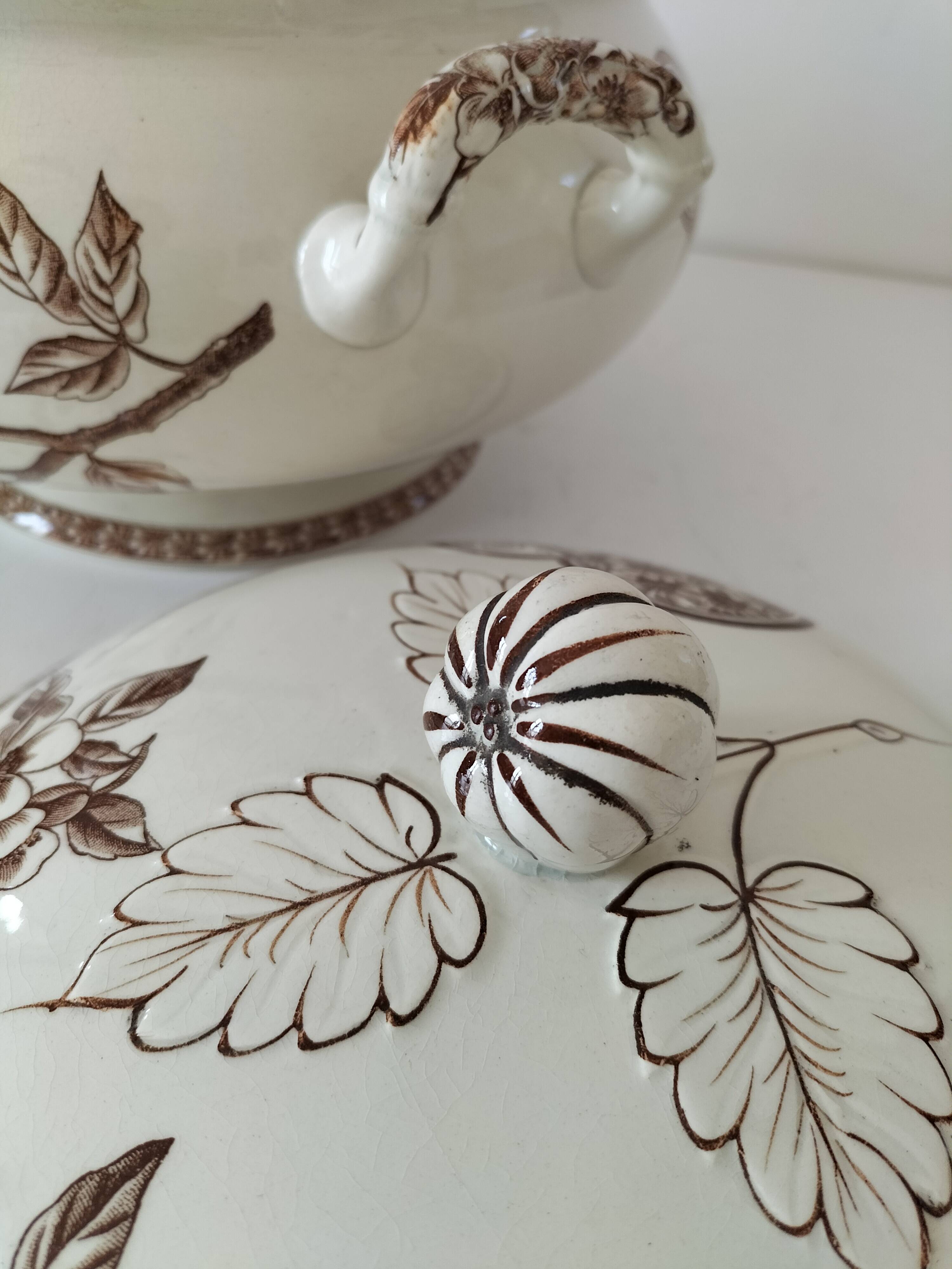 Soupière ancienne en terre de fer – décor "Marguerite", Grand Dépôt Paris