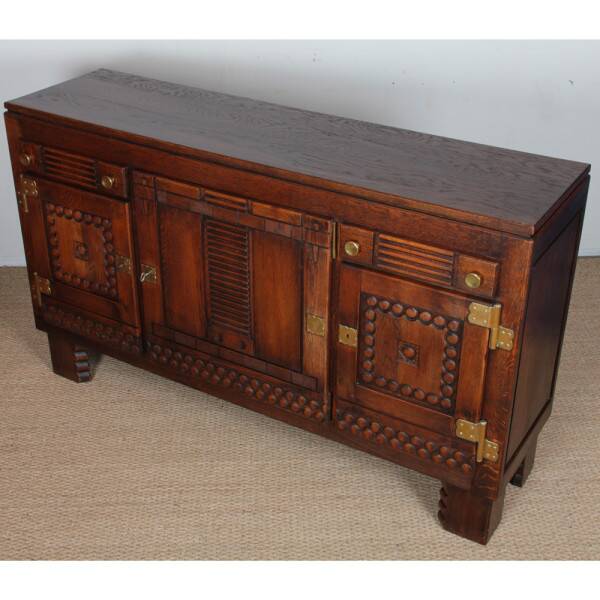 Buffet en chêne et laiton dans le goût de Charles Dudouyt, 1940