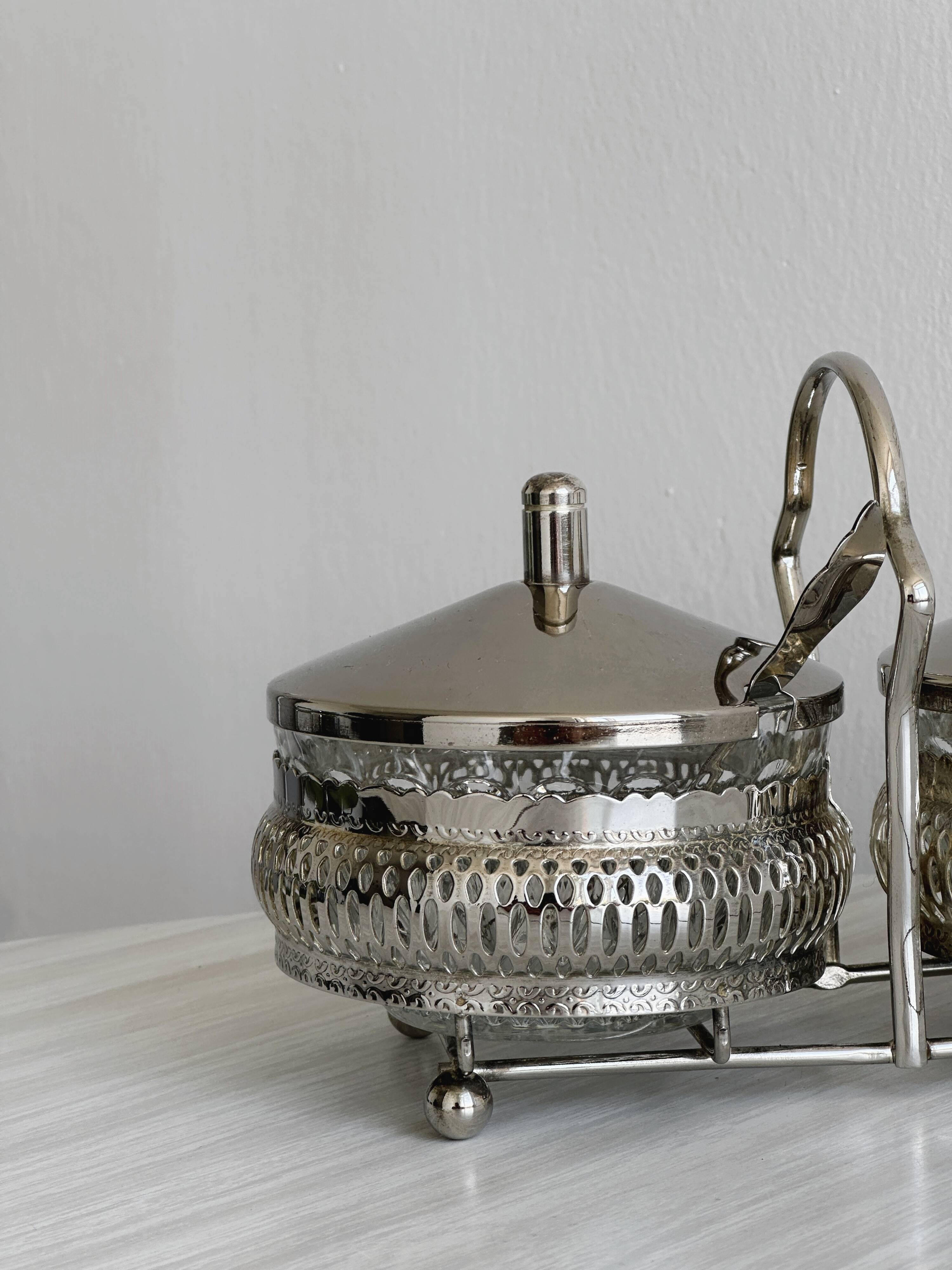 Saucières, serviteur en métal argenté et verre ciselé