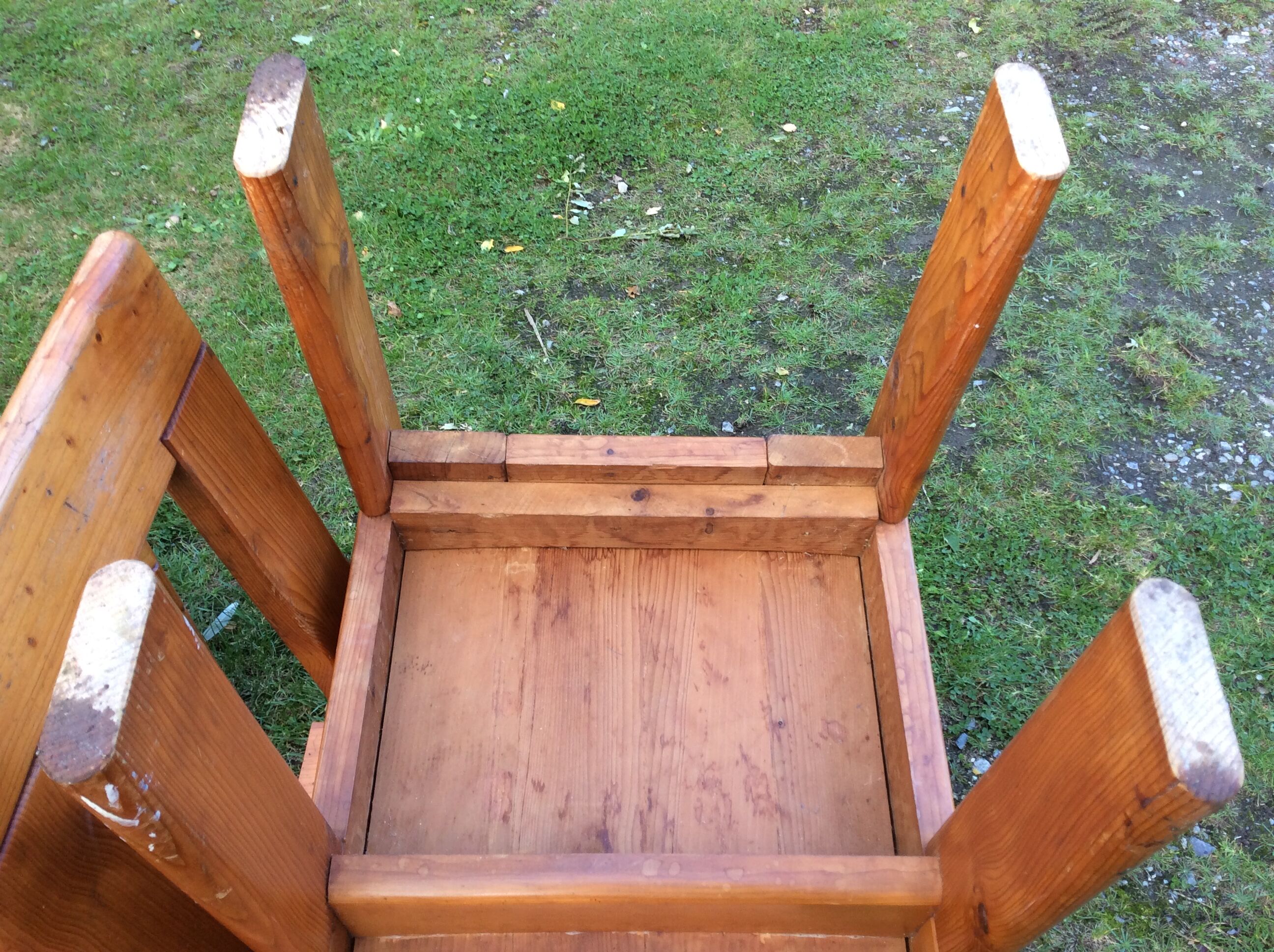 Set of 6 vintage chairs in solid pine.