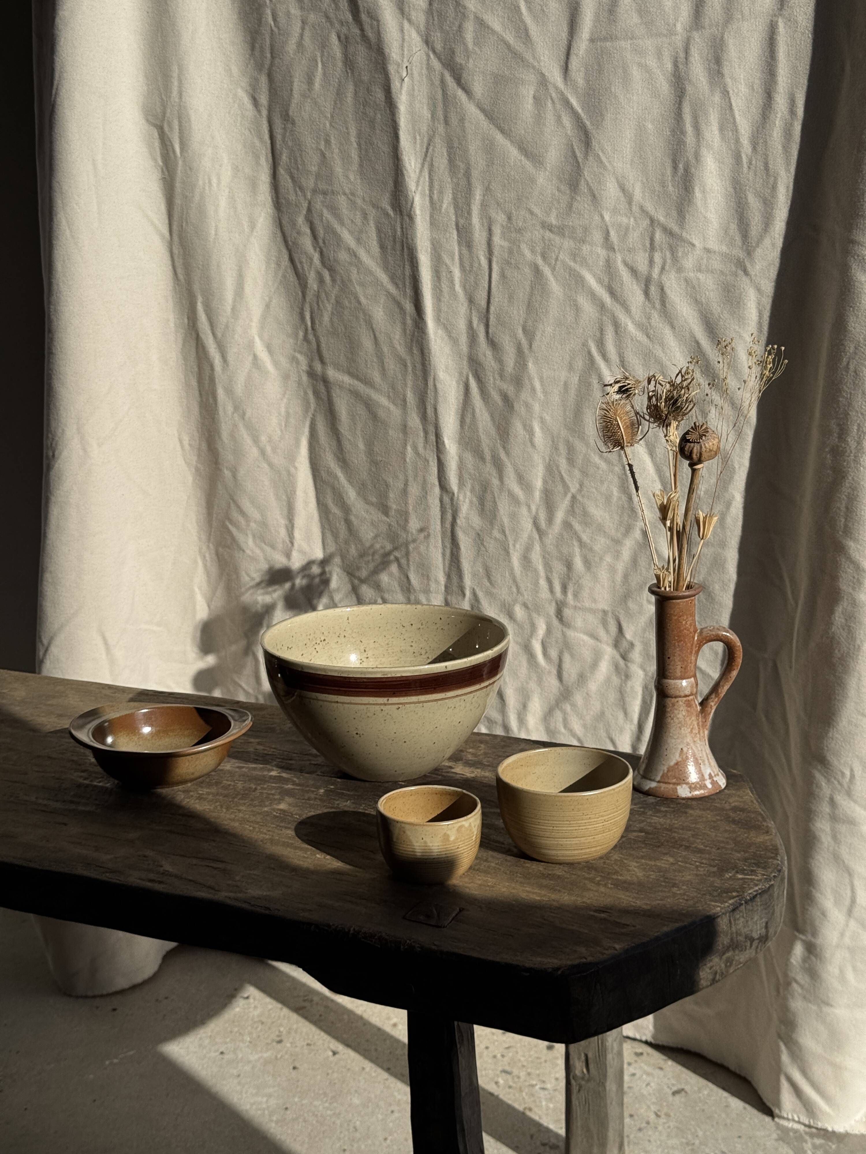 Large speckled beige salad bowl with ochre trim H14 D25