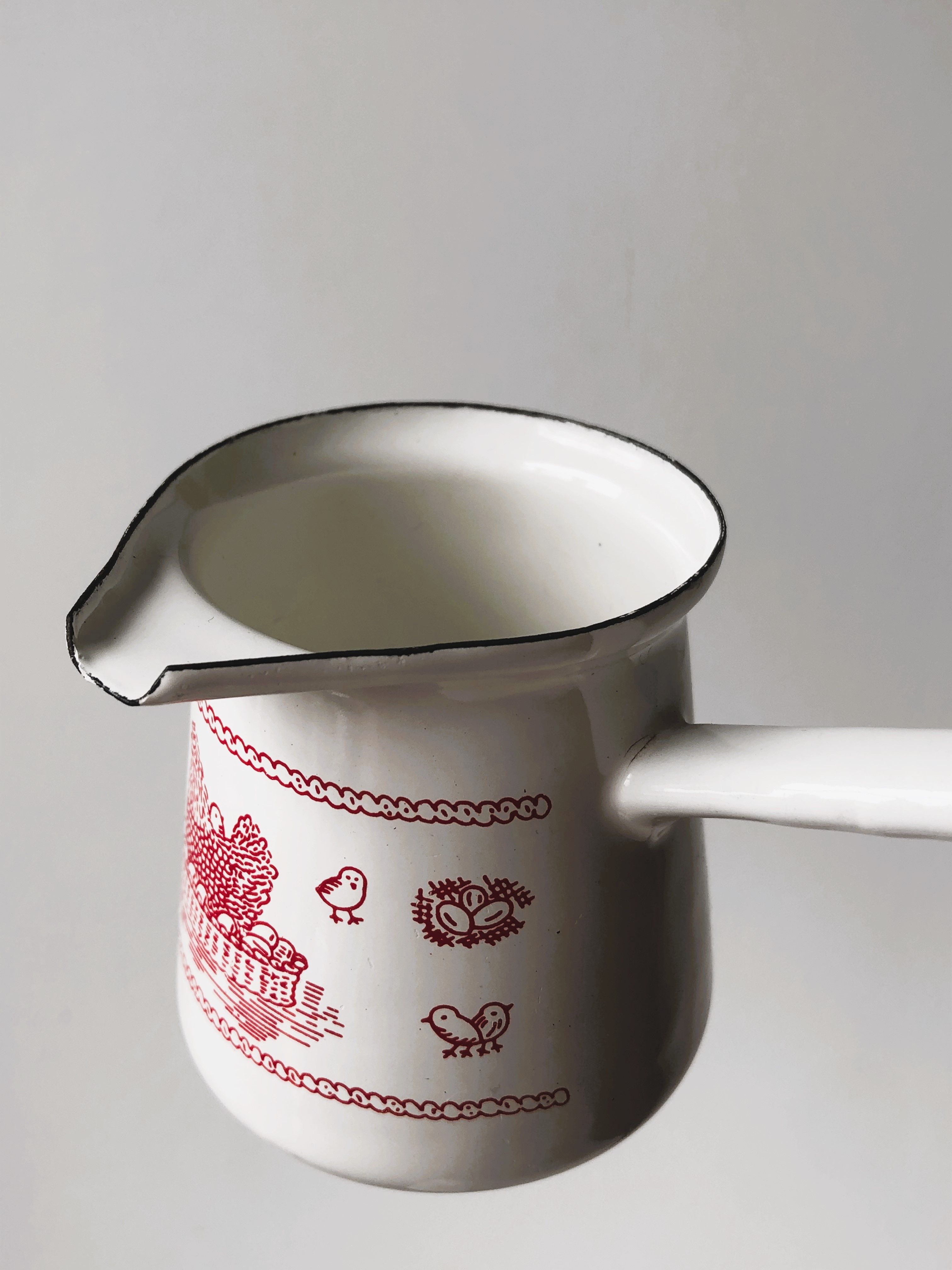 Turkish coffee maker - antique milk jug in white enamel Come Poupoule Genevière Lethu.