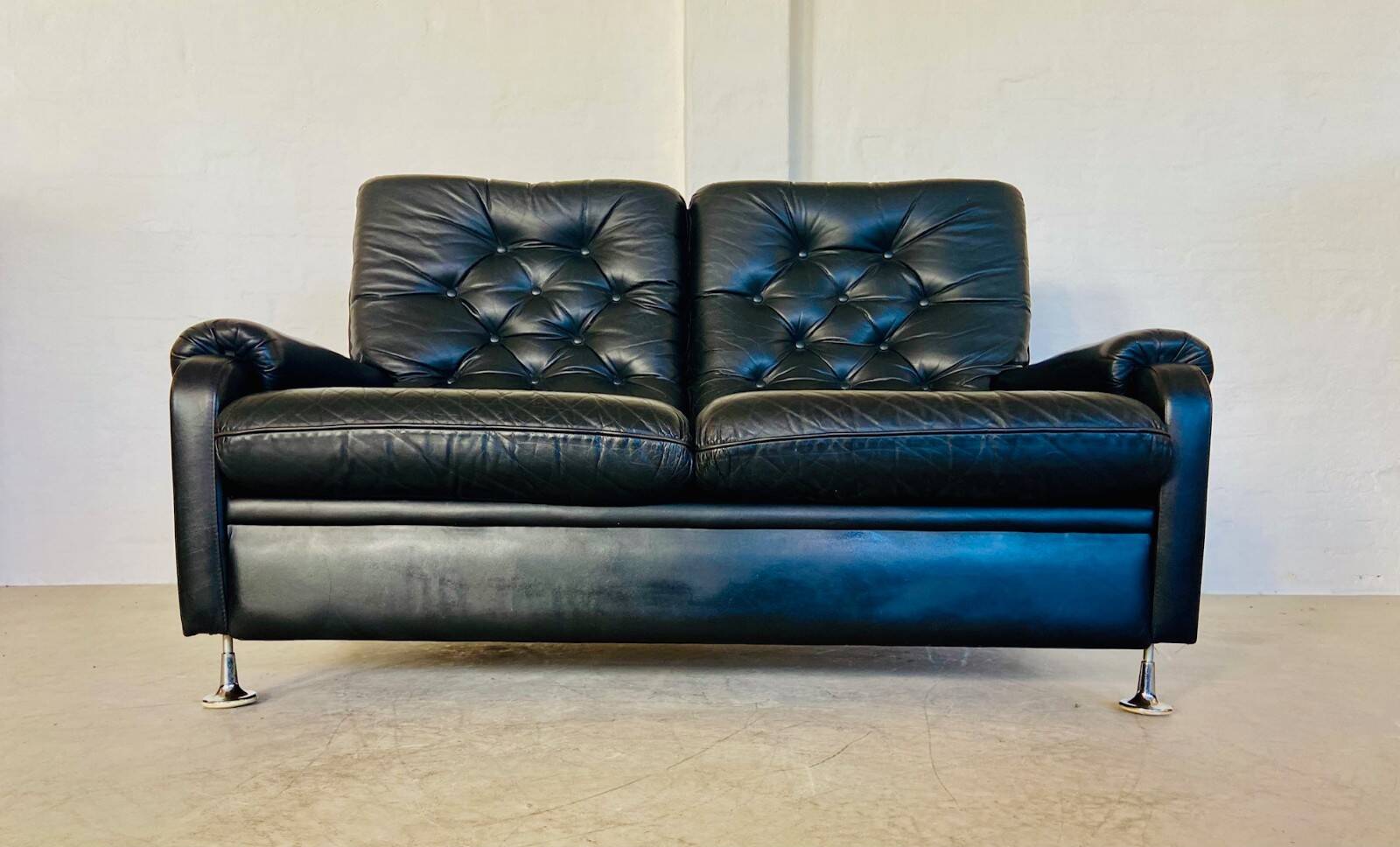Canapé en cuir noir à boutons, vintage rétro danois pour 2 personnes, années 1970.