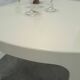 Table de jardin en plastique vintage cassé blanc.