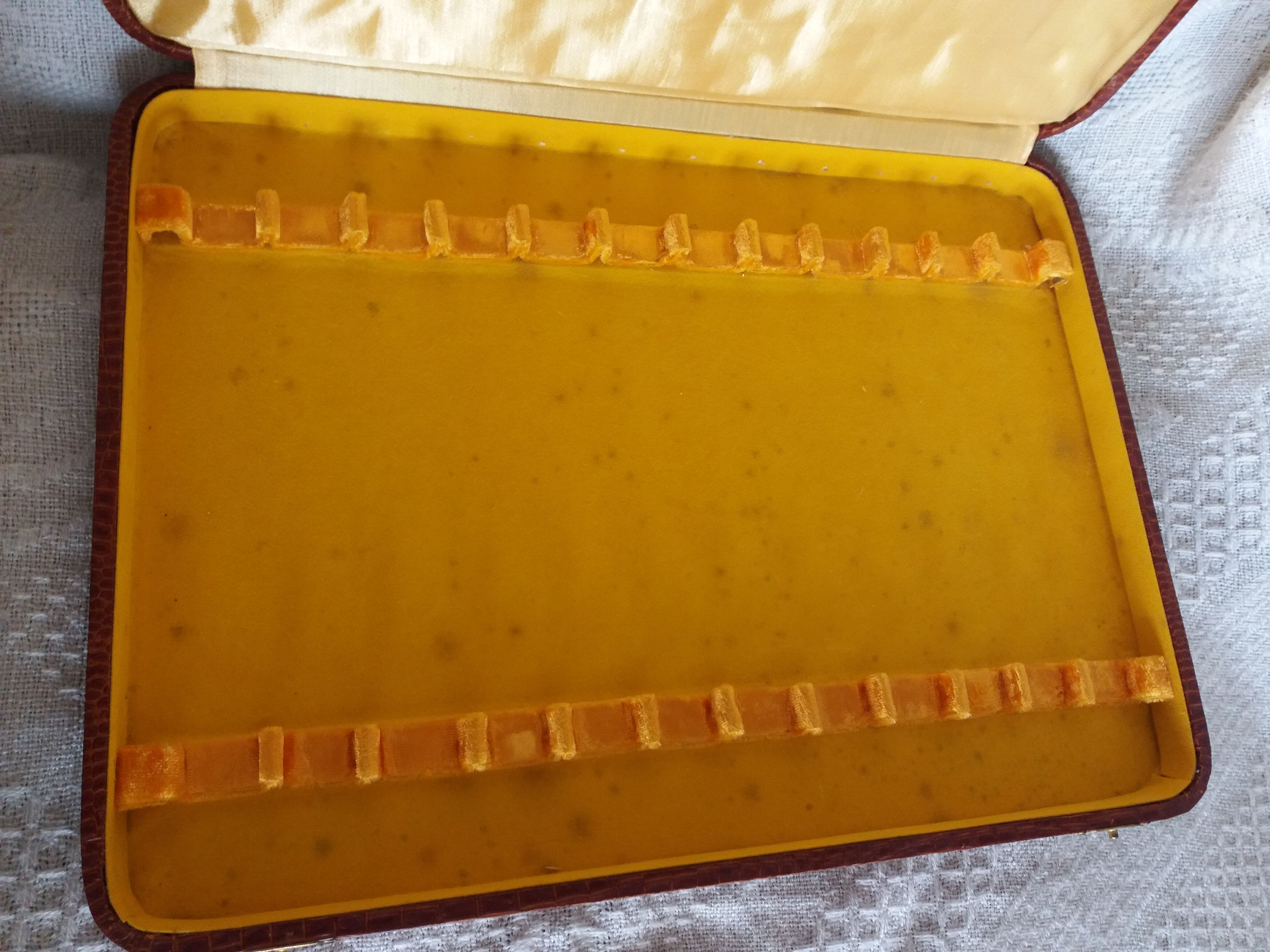 Knives in their snakeskin look box