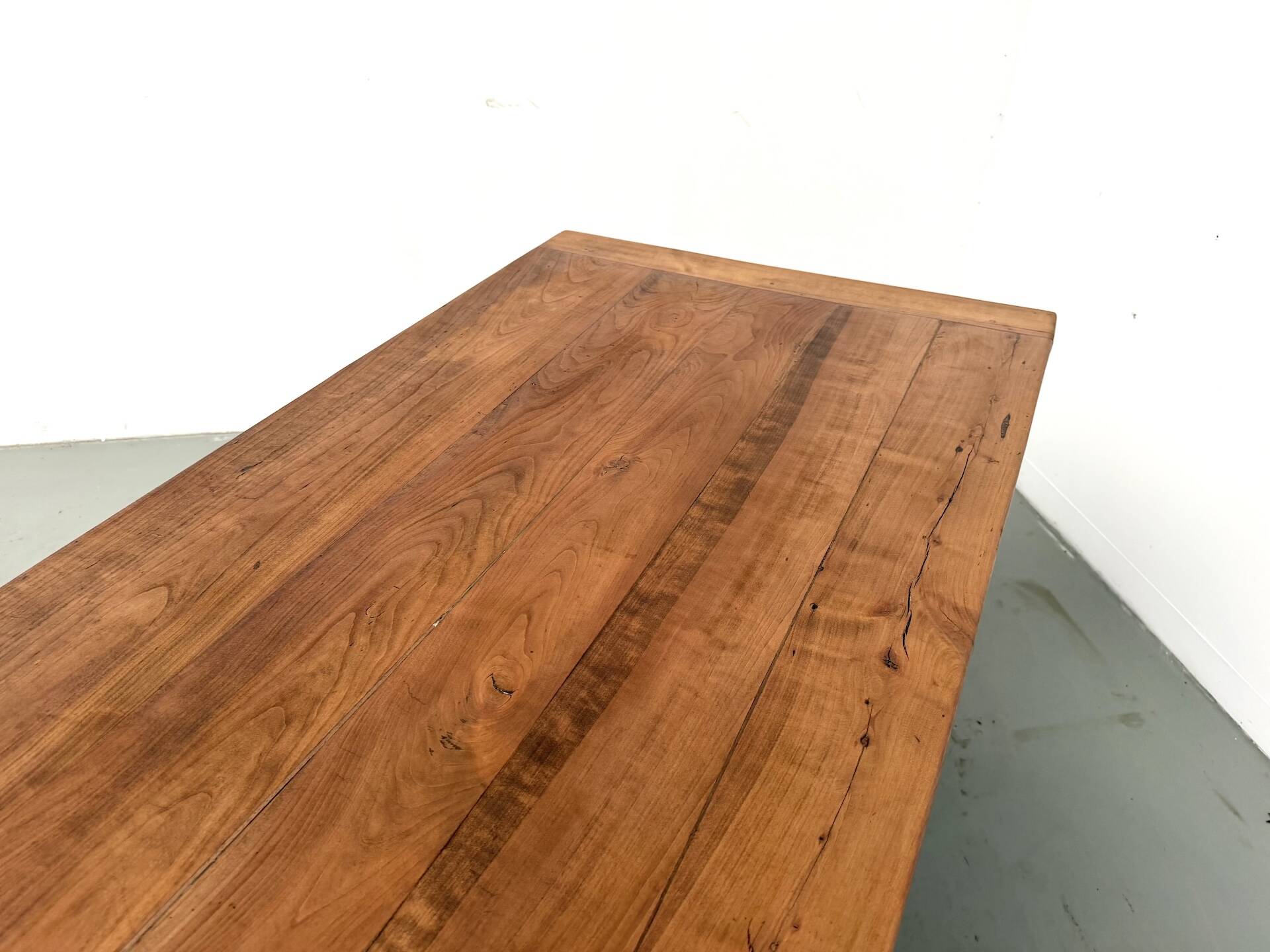 Grande table de ferme en merisier massif des années 1900