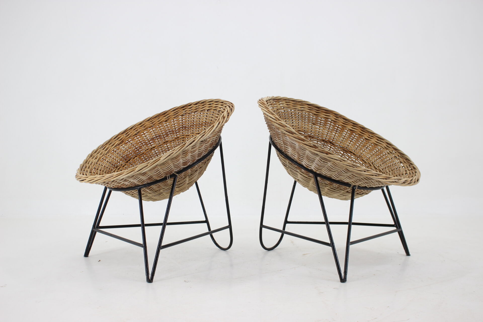1960s pair of rattan woven basket chair with hairpin legs