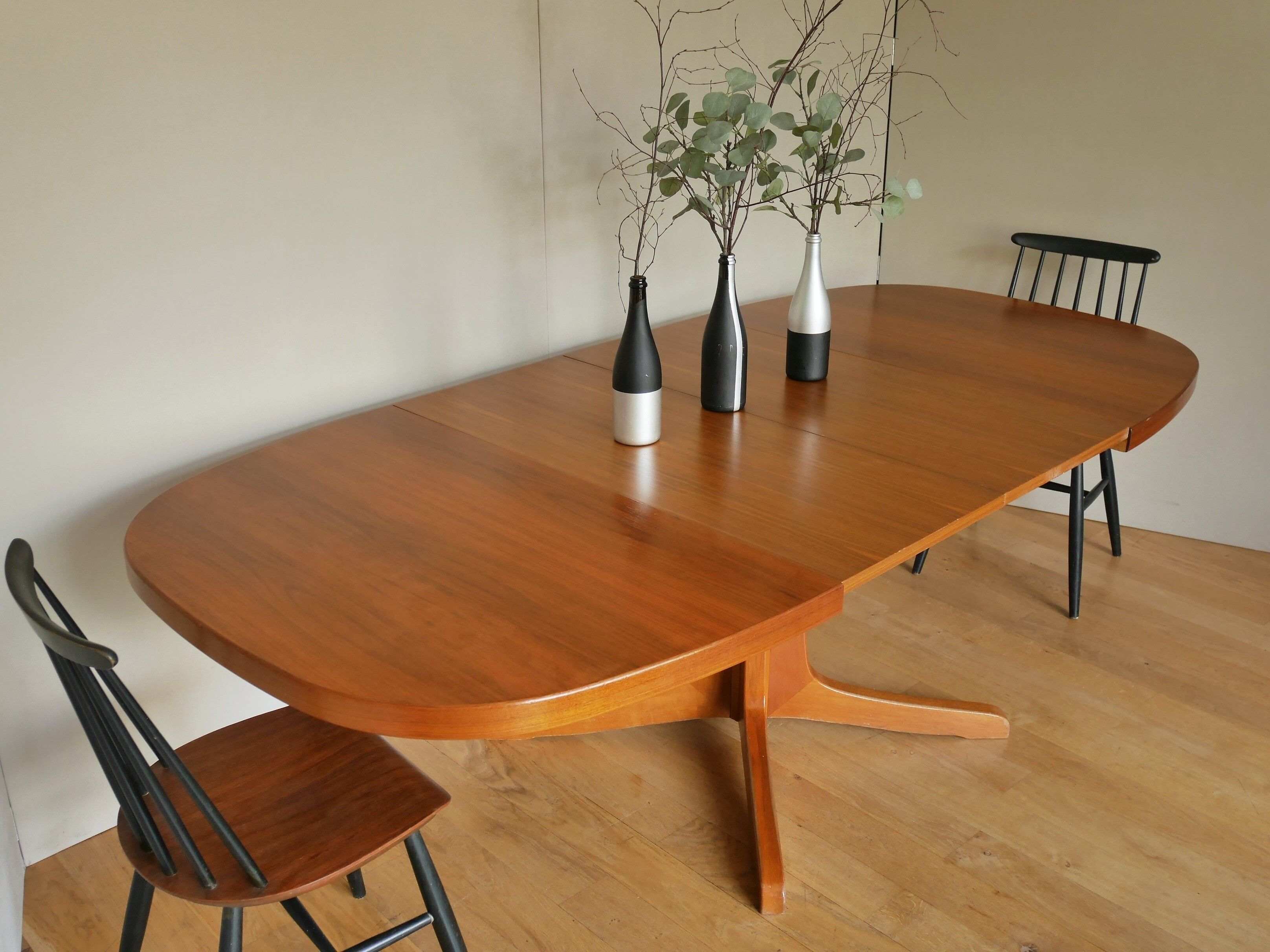 Walnut oval table with extension cords