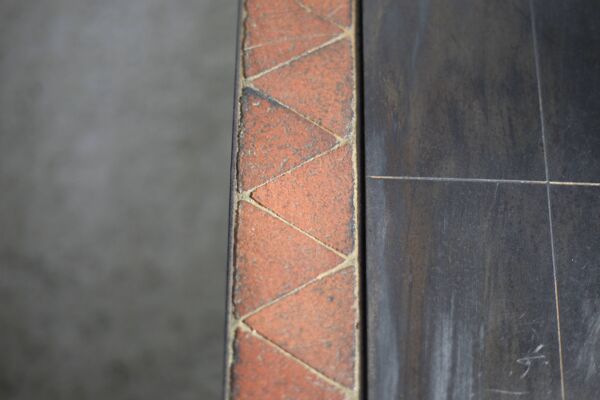 Table basse, céramique et plaques acier, circa 1960.